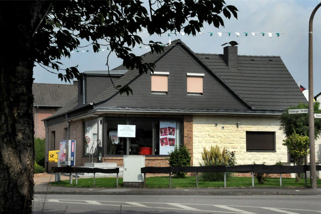 Mit großen Plakaten in den Fenstern wurde nach einer Nachfolgerin für den Friseursalon auf der Schwerterheide gesucht. Mit großen Plakaten in den Fenstern wurde nach einer Nachfolgerin für den Friseursalon auf der Schwerterheide gesucht.