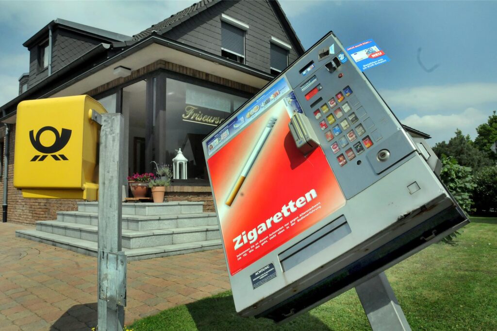 Ein Zigarettenautomat steht schräg. Ein Zigarettenautomat steht schräg.