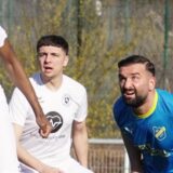 Spieler schauen nach einer Ecke auf den Ball.