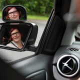 Die nach einem Unfall stark sehbehinderte Eileen Lambrecht nimmt am 17.06.2016 auf dem ADAC-Verkehrsübungsplatz in Tannhausen bei Aurich (Niedersachsen) an einem ganz speziellen «Fahrtraining» teil.