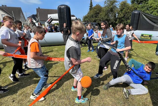 Bei einem Sportfest an der Hellweg-Realschule in Unna im Jahr 2023 bewegen sich Schüler an verschiedenen Sportgeräten