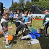 Bei einem Sportfest an der Hellweg-Realschule in Unna im Jahr 2023 bewegen sich Schüler an verschiedenen Sportgeräten