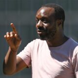 Ben Manga, Direktor Profifußball, beobachtet den Trainingsauftakt von Eintracht Frankfurt am Frankfurter Stadion.