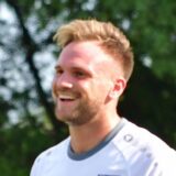 Jannik Prinz hält den Ball in der Hand, lächelt und zeigt den Daumen nach oben.