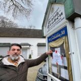 Easy Schott steht am Aushang der Schlossstuben in Opherdicke. Hier hängt bereits ein Zettel, der auf den neuen Standort in Billmerich verweist.