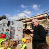 Dechant Paul Mandelkow gibt den Segen beim Richtfest für die neue Kita St. Marien am Schmallenbach-Haus in Fröndenberg im September 2019.