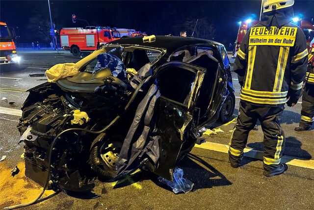Das Bild zeigt ein Autowrack. Am Donnerstagabend kam es an der Aktienstraße in Mülheim an der Ruhr zu einem schweren Verkehrsunfall. Fünf Personen wurden verletzt.