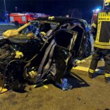 Das Bild zeigt ein Autowrack. Am Donnerstagabend kam es an der Aktienstraße in Mülheim an der Ruhr zu einem schweren Verkehrsunfall. Fünf Personen wurden verletzt.