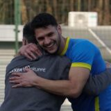 Ahmed Ersoy (r.) umarmt Torwarttrainer Derya Elmas.