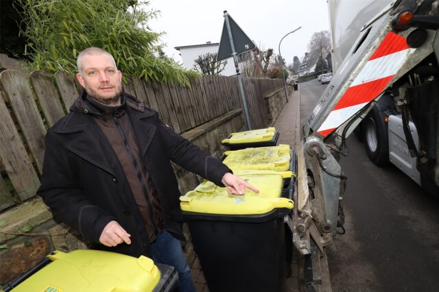 Thomas Baader von GWA kommunal zeigt, warum es wichtig ist, die Tonnen mit der Öffnung nach vorn an die Straße zu stellen: Am Handgriff für Menschen kann der Maschinenarm die Behälter nicht packen.
