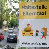 Die Bildmontage zeigt den Unnaer Mobilitätsmanager Frank Hugo und eine beispielhafte Straßenszene aus Haltern: Ein Schild weist hin auf eine „Haltestelle Elterntaxis“.
