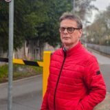 Friedhelm Merschhemke steht vor der Schrankenanlage des Klinikums, wo die LKW auf die Alexanderstraße abbiegen.