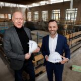 GSW-Chef Jochen Baudrexl und Badleiter Carsten Langstein auf der Baustelle des Sesekebades.