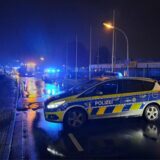 Ein Polizeiwagen blockiert einen Bahnübergang.