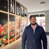 Nouri Aliwi steht in der Passage an der Massener Straße in Unna neben dem Schaufenster seines neuen Imbiss Al Nur