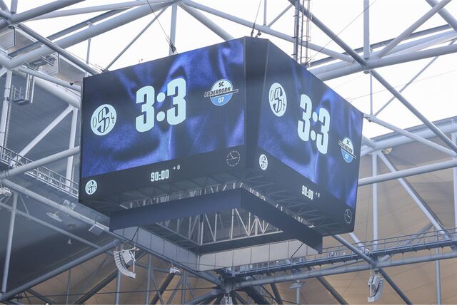 09.03.2024, Fussball, 2. Bundesliga, 25. Spieltag, Saison 2023/2024, FC Schalke 04 – SC Paderborn 07, Endstand auf dem Videowürfel.