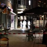 Beamte von der Spurensicherung stehen am Tatort in der Bielefelder Innenstadt.