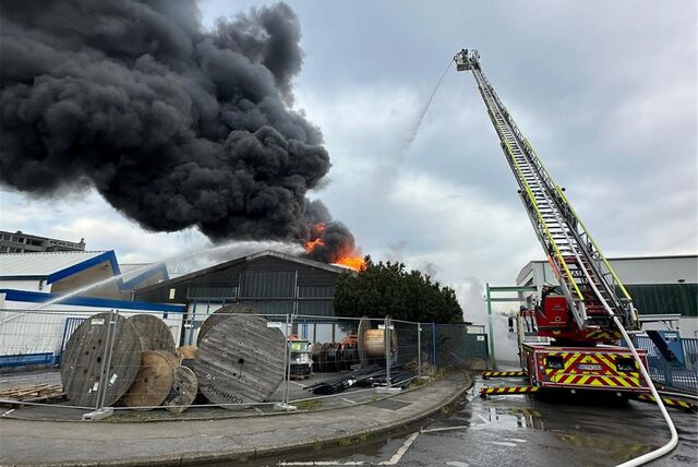 Großbrand in Aplerbeck: Am Sonntag (10.3.) war in einem Kunststoff verarbeitenden Betrieb Feuer ausgebrochen.