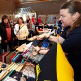 Andrea Wicke zeigt Besucherinnen an ihrem Stand Handarbeiten und Geschenkartikel aus verschiedenen Materialien, zum Beispiel Filz.