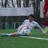 Ediz Kalay (l.) grätsch nach dem Ball vor der Seitenauslinie.