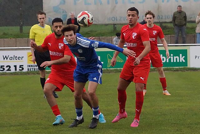 Connor McLeod (M.) und der Westfalenligist Holzwickeder SC trennten sich torlos vom FC Iserlohn.