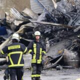 Die Feuerwehr löscht ein Feuer in einer großen Lagerhalle in Dortmund.
