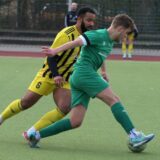 Zweikampf zwischen Rene Agbere und Jan Richter