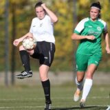 Nora Spahn schießt den Ball.