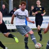 Frederic Fischer spielt den ball