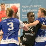 Sarah Dressler wird von zwei Spielerinnen geblockt.