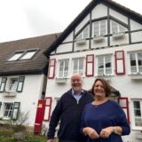 Peter und Sabine Nisipeanu wohnen an der Kötterbachstraße in Schwerte. Sie stehen vor ihrem Fachwerkhaus.