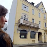 Anna Manka, Geschäftsführerin der AMOR Wohn-Invest Hagen GmbH, steht vor dem Haus an der Hagener Straße 14 in Schwerte.