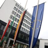 Vor dem Kreishaus in Unna wehen die Flaggen auf halbmast.