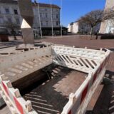 Mit Sperrbaken ist eine Baugrube im Platz vor dem Rathaus und der Katharinenkirche in Unna gesichert
