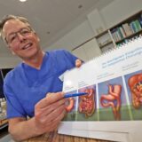 Dr. Andreas Ludwig, Chefarzt im Kamener Hellmig-Krankenhaus zeigt  Darstellungen von Möglichkeiten, den Magen zu verkleinern.