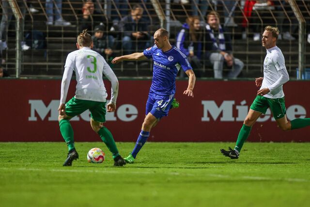 Henning Matriciani (Mitte) war am 22. September 2022 beim Spiel in Gütersloh dabei.