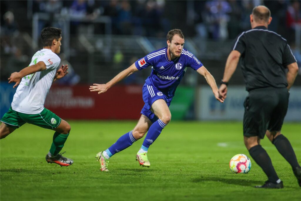 Thomas Ouwejan (Mitte) hat auch schon in Gütersloh für Schalke gespielt.
