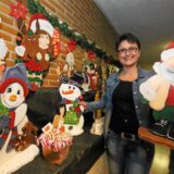 Weihnachtsmarkt Overberge, Andrea Pilger mit ihren Holzfiguren
