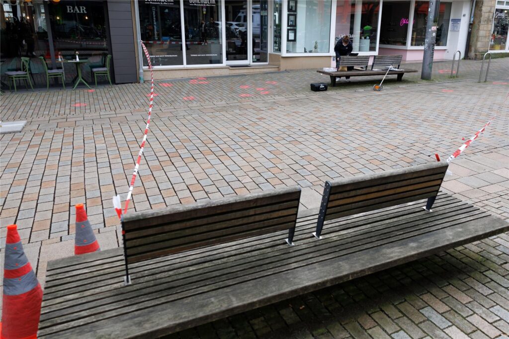 Markierungen der Kriminaltechnik sind an einem abgesperrten Tatort zu sehen.