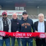 Athavan Varathan,  Imdat Acar, Arno Franke, und Hayrettin „Henry“ Celik halten einen Schal des Lüner SV hoch.