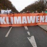 Aktivisten der Klimaschutzgruppe „Letzte Generation“ und anderer Gruppierungen blockieren im November 2023 die Straße des 17. Juni.