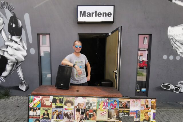 Gäste und Angestellte wollten sich nach dem Ende der Marlene Bar ein Andenken an die Bar sichern. Bei einer Auktion kamen knapp 6000 Euro für einen guten Zweck zusammen.