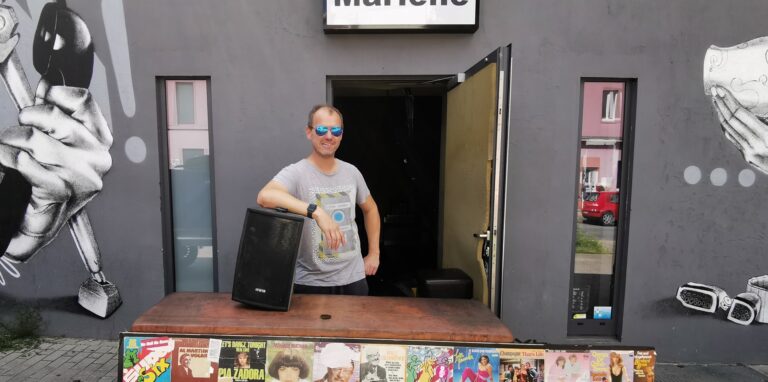 Gäste und Angestellte wollten sich nach dem Ende der Marlene Bar ein Andenken an die Bar sichern. Bei einer Auktion kamen knapp 6000 Euro für einen guten Zweck zusammen.