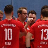 Die Bergkamener Mannschaft steht im Kreis und hört eine Ansprache von Trainer Thomas Rycharski zu.