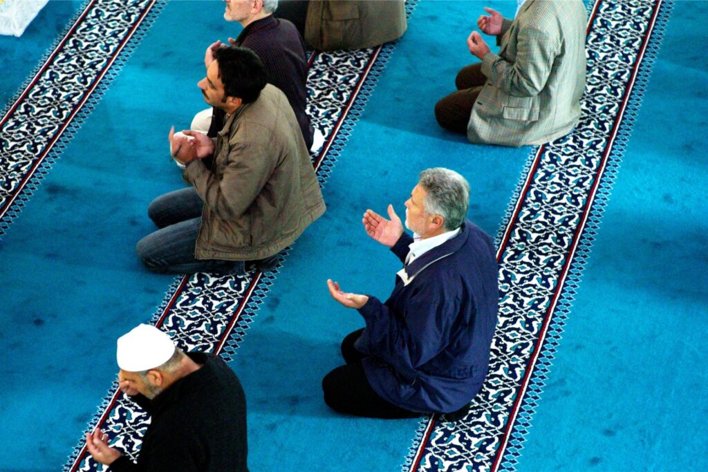 Gläubige Muslime beten während des Fastenmonats Ramadan in der Sehitlik Moschee in Berlin das Mittagsgebet (Dhuhr). Gläubige Muslime beten während des Fastenmonats Ramadan in der Sehitlik Moschee in Berlin das Mittagsgebet (Dhuhr).