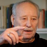Horst Hensel stellt seinen dreibändigen Roman „Salz und Eisen“ vor. Ein älterer Mann mit grauen Haaren, der spricht und dabei gestikuliert.