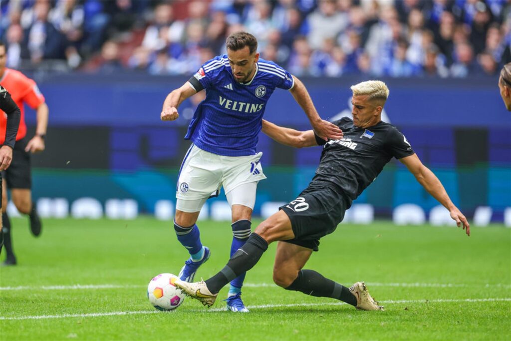 Im Hinspiel musste Schalke gegen Hertha eine Niederlage einstecken: Kenan Karaman und Marc Kempf im Zweikampf.