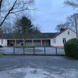 Das Albert-Schweitzer-Haus an der Schulstraße in Bergkamen-Weddinghofen war ursprünglich ein Schulgebäude. Deshalb ist ein Hof vor dem hellen Haus mit dunklem Dach.