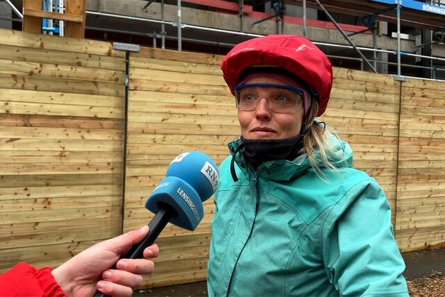 Radfahrerin ärgert sich über die Baustellen auf der Kampstraße