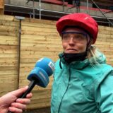 Radfahrerin ärgert sich über die Baustellen auf der Kampstraße